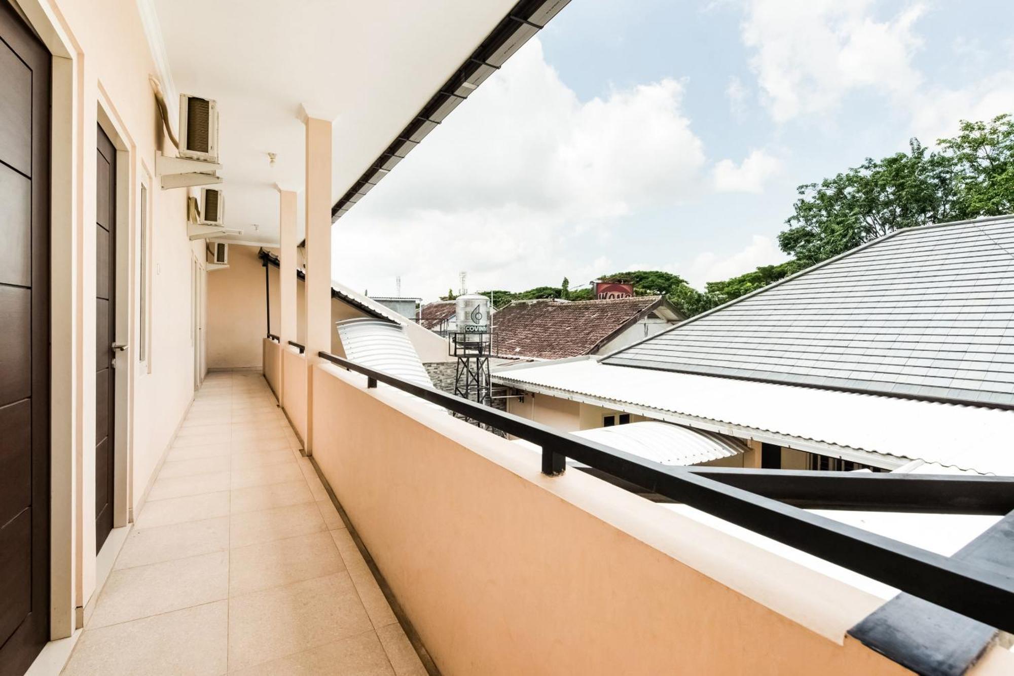 Hotel Oyo Life 3398 Griya Rm 19 Syariah Surabaya Esterno foto