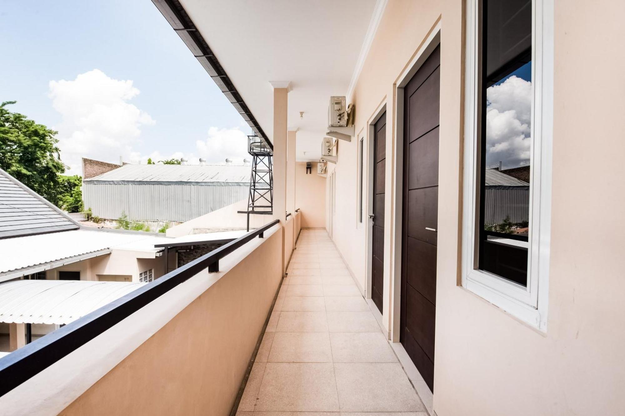 Hotel Oyo Life 3398 Griya Rm 19 Syariah Surabaya Esterno foto