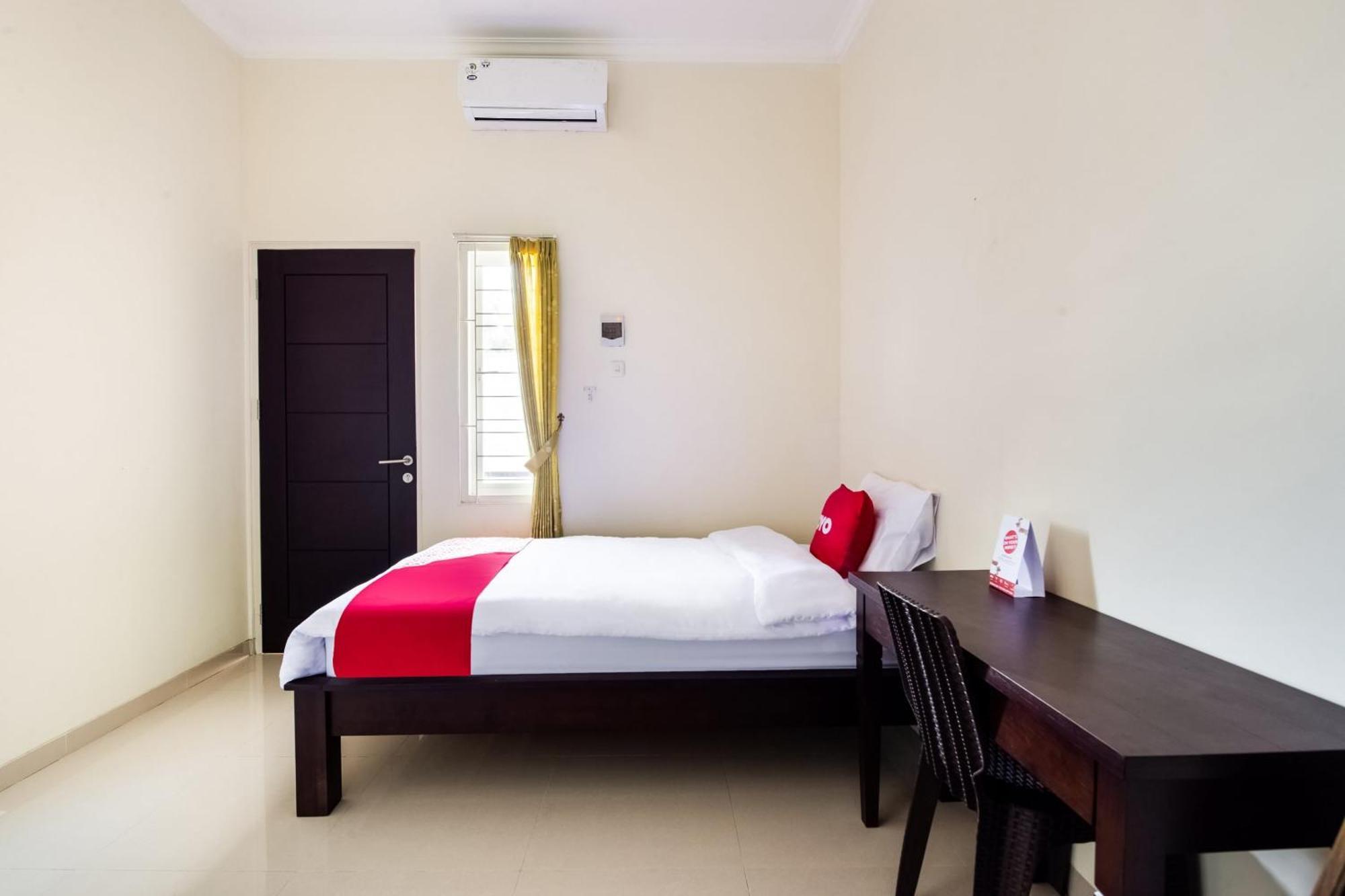 Hotel Oyo Life 3398 Griya Rm 19 Syariah Surabaya Esterno foto