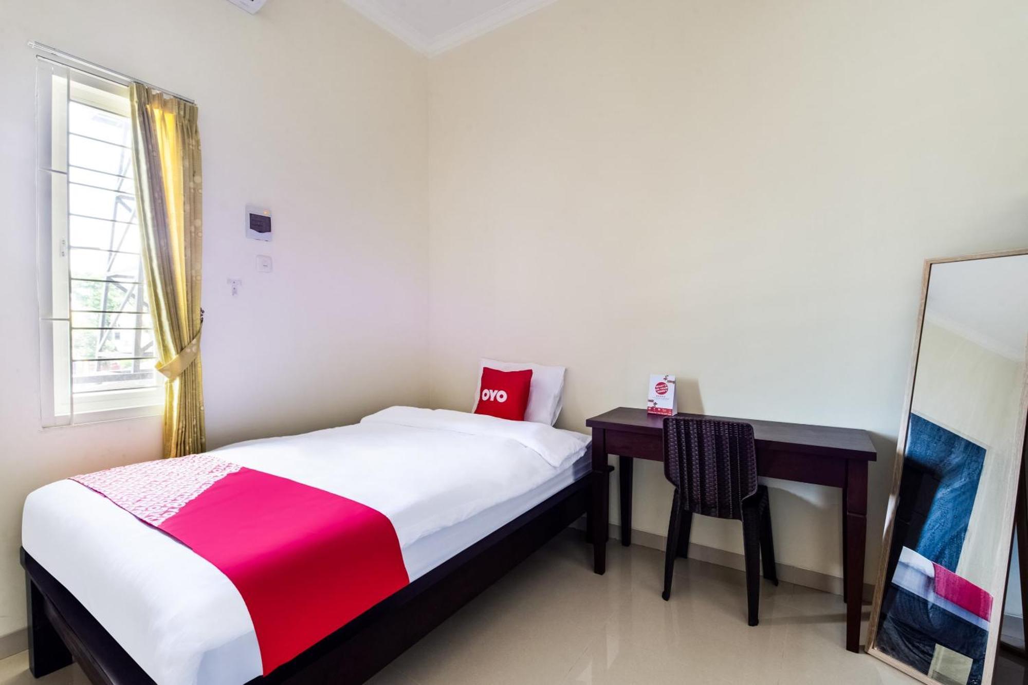 Hotel Oyo Life 3398 Griya Rm 19 Syariah Surabaya Esterno foto