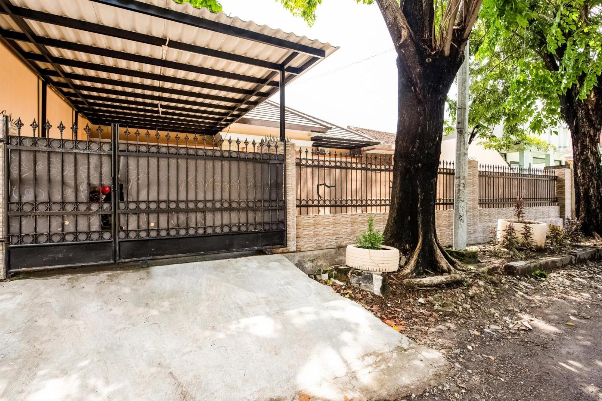 Hotel Oyo Life 3398 Griya Rm 19 Syariah Surabaya Esterno foto